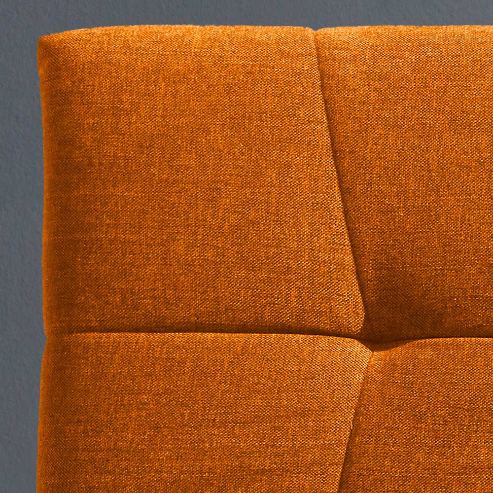Detail des orangefarbenen Flachgewebe Bezugs mit gestepptem Polster am Schlafsessel – Babsy