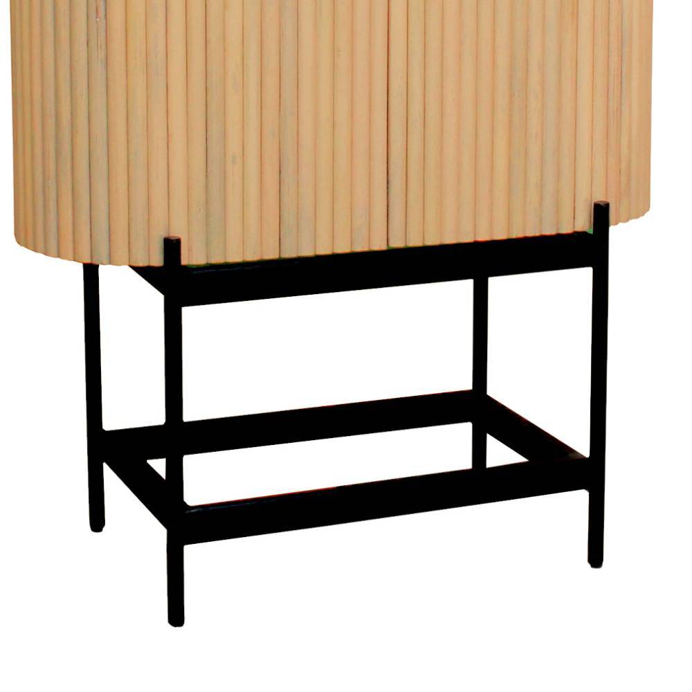 Mangoholz Schrank in Lamellenoptik auf schwarzem Metallgestell von der Seite – Dorian