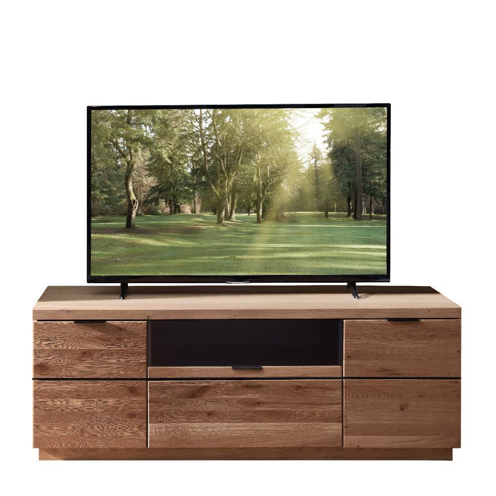 Teilmassives TV Board in Wildeiche Bianco mit Fernseher im Wohnzimmer – Dritos