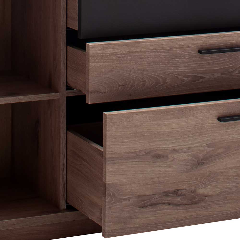 Ausgezogene Schubladen und offene Fächer des Sideboards für praktischen Stauraum – Bekunion