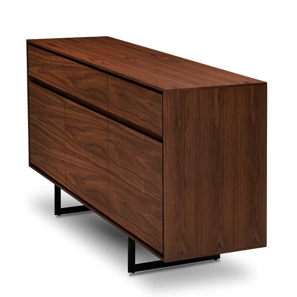Retro Sideboard aus Nussbaumholz mit schwarzem Bügelgestell und Schubladen für das Wohnzimmer – Frenanda