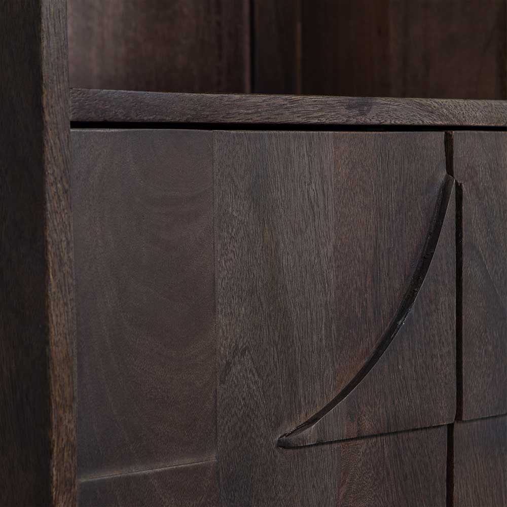 Detailansicht der unteren Tür des Walnuss-Schranks mit integriertem Griff-Design – Luisa