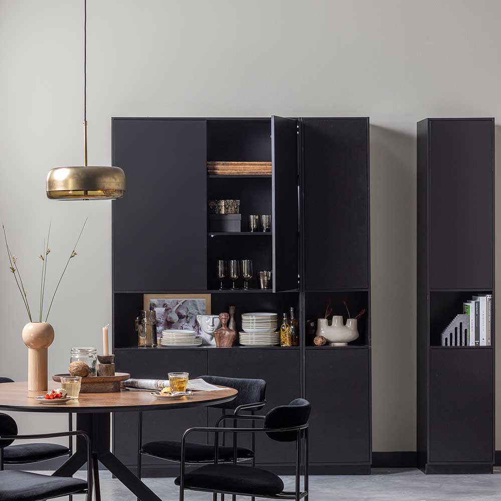 Schmaler Hochschrank in schwarzem Kiefernholz als Teil einer modernen Esszimmereinrichtung – Niwidus