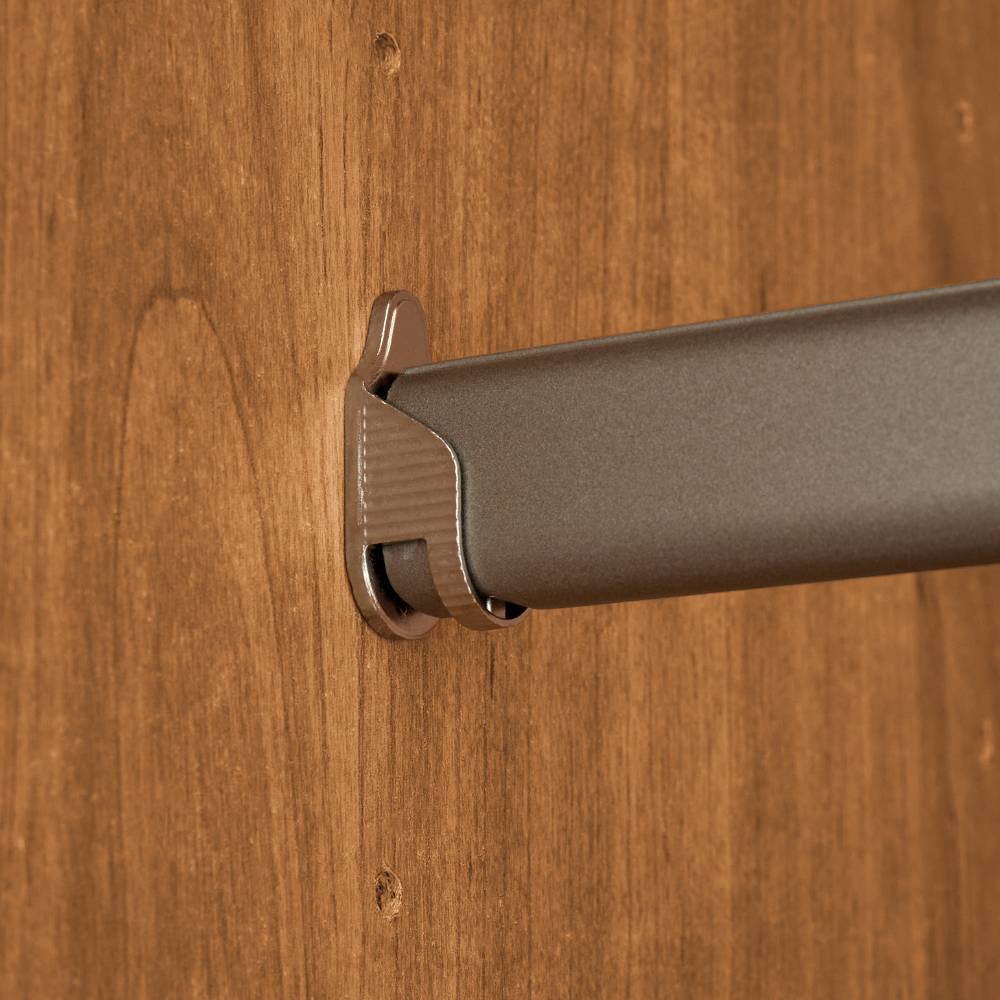 Endstück der Kleiderstange mit Halterung im erlefarbenen Kleiderschrank – Murray