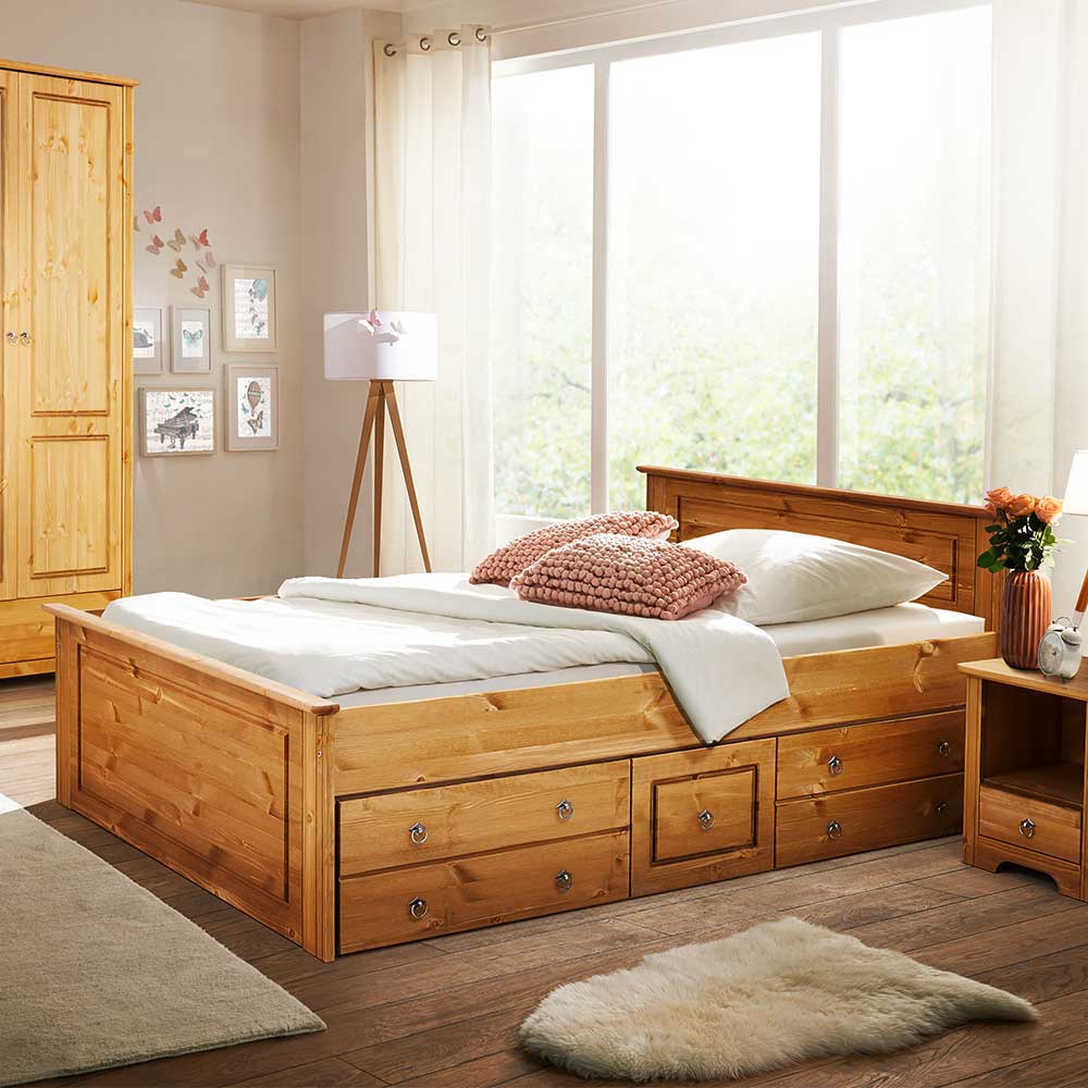Gemütliches Schlafzimmer mit Stauraumbett, Kleiderschrank und Nachttisch aus Kiefer Massivholz – Imressa