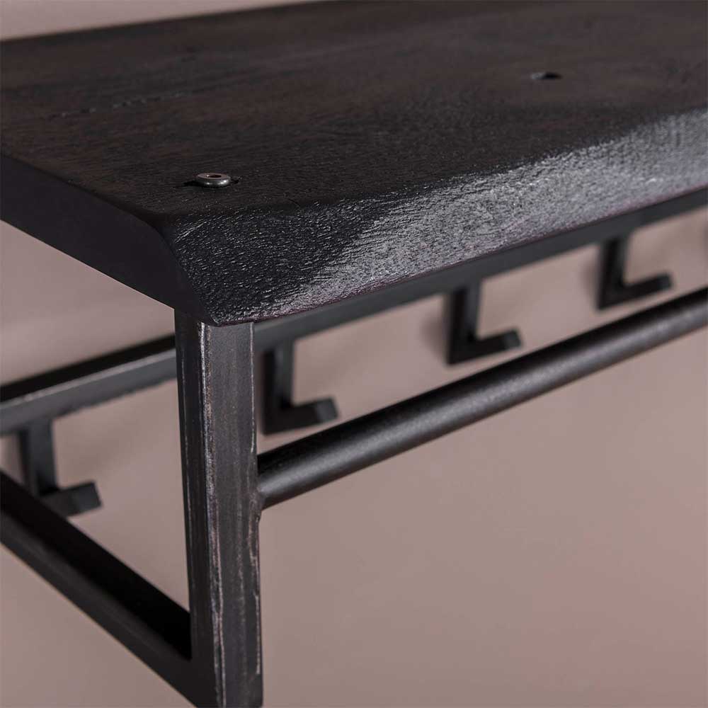 Robuste Garderobe mit dunkler Holzablage und schwarzem Metallgestell im Industrial Design – Chazy