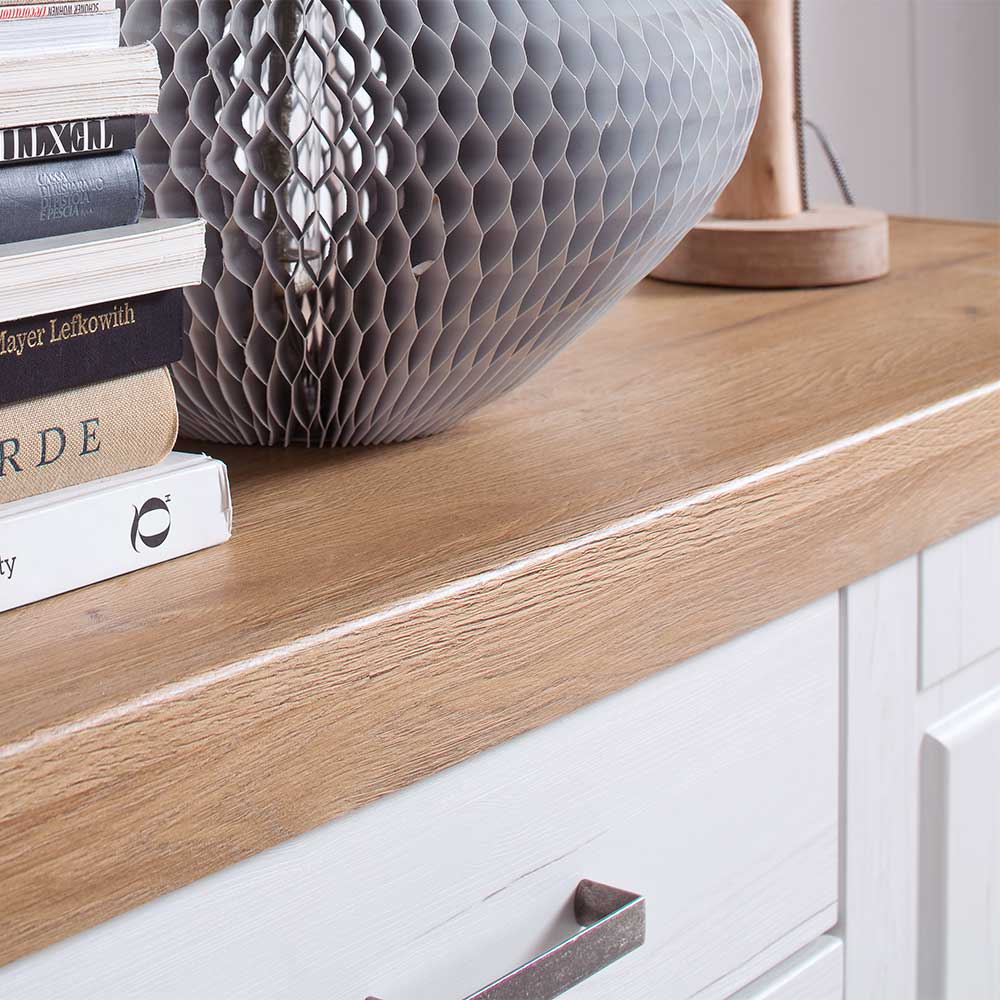 Detail der gemaserten Holztischplatte und der weißen Front des Sideboards – Samula