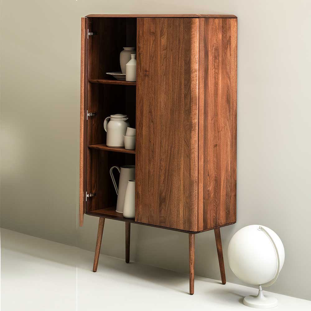 Modernes Nussbaum Highboard mit einer geöffneten Tür und hellen Dekorationen im Innenraum – Rivossa