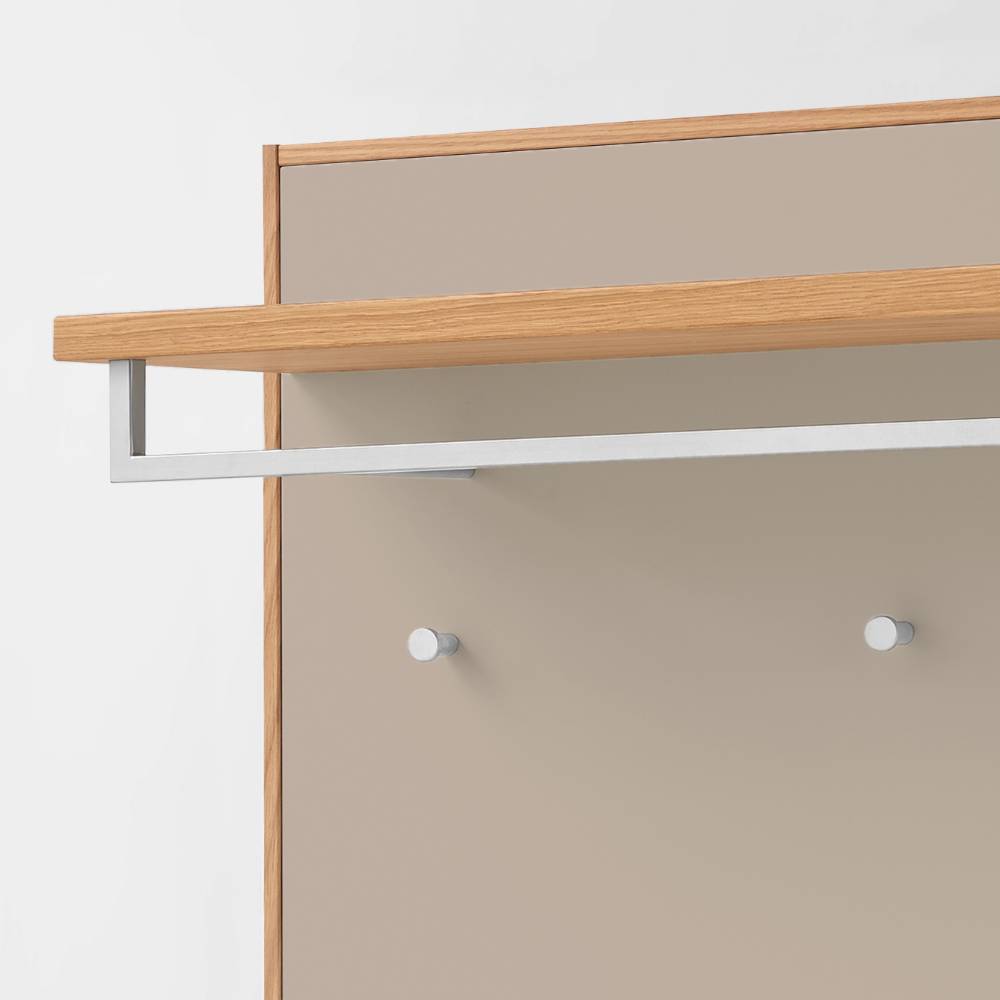 Hutboden aus Holz mit silberner Kleiderstange und Haken an beiger Wandgarderobe – Nova