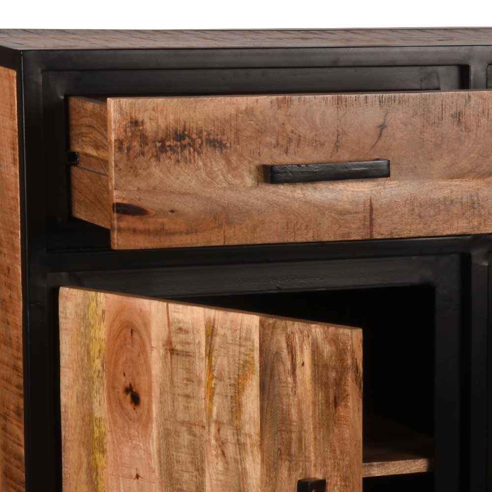 Offene Schublade und Tür des Industrial Sideboards aus robustem Mangoholz mit schwarzem Metallgestell – Piatrasun