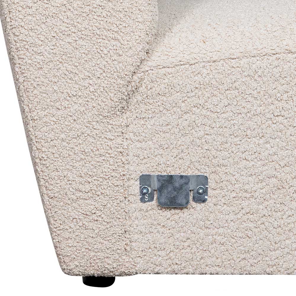 Detailansicht des Metallverbinders am cremefarbenen Boucle Sofa-Element für modulare Nutzung – Alexandra