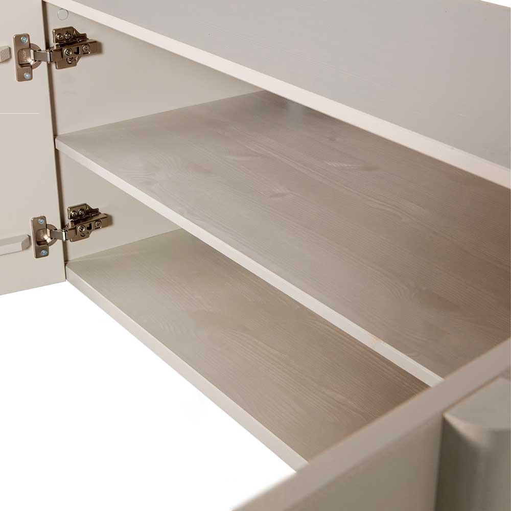 Innenfach des hellgrauen TV Boards mit Regalboden und Scharnieren – Glamoure
