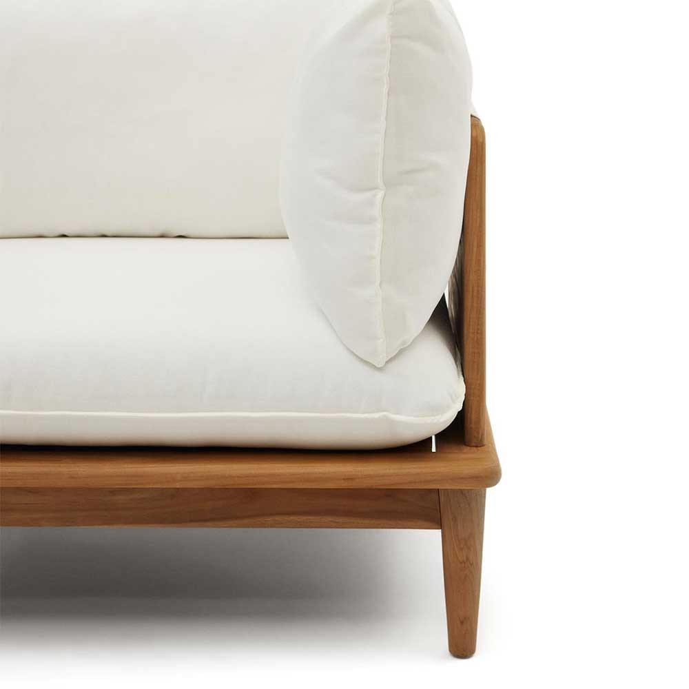 Seitliche Ansicht des Eckelements Modulsofa mit weißem Kissen und Teak Massivholzgestell – Palm