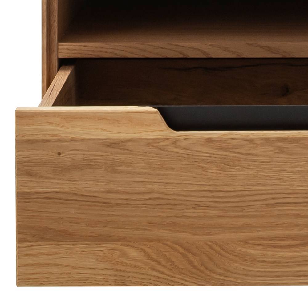 Ausgezogene Schublade der Flurbank aus Eiche mit integriertem Griff und dunklem Innenfach 1 Pulvaria