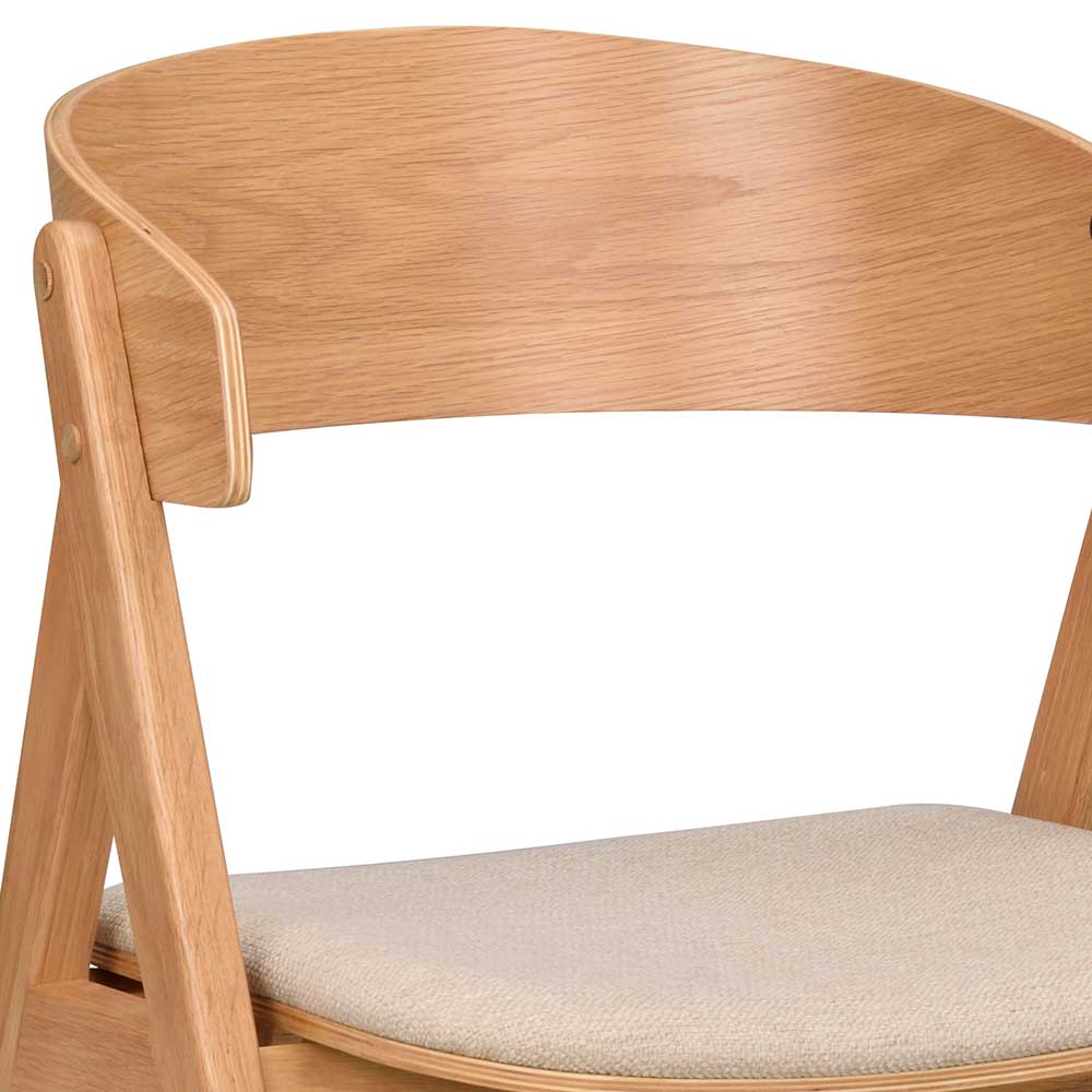 Detailansicht der halbrunden Rückenlehne und beigen Sitzfläche des Holzstuhls – Jector