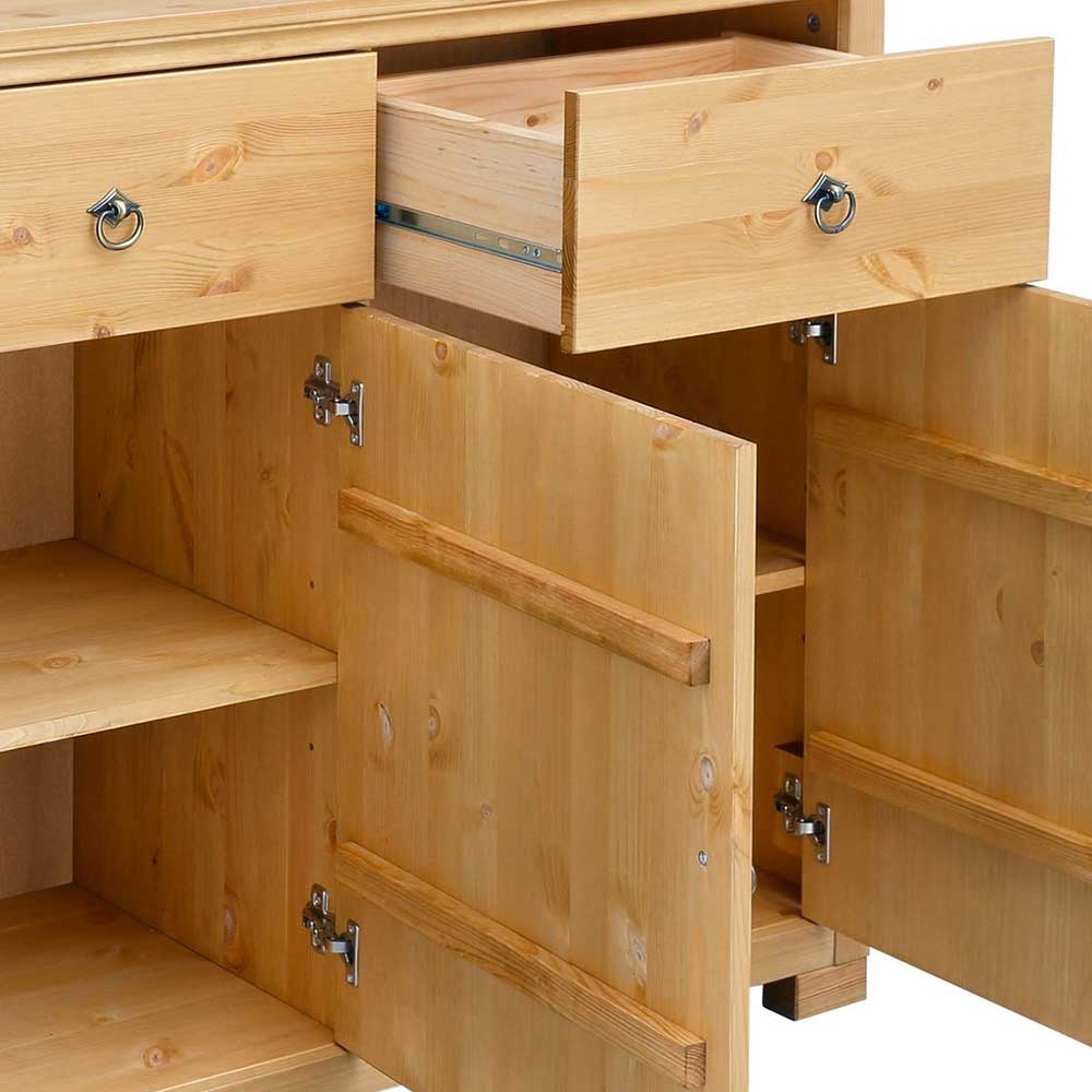 Kommode aus hellem Kiefernholz mit geöffneten Schranktüren und Schublade zeigt die flexiblen Ablageflächen – Vinidad