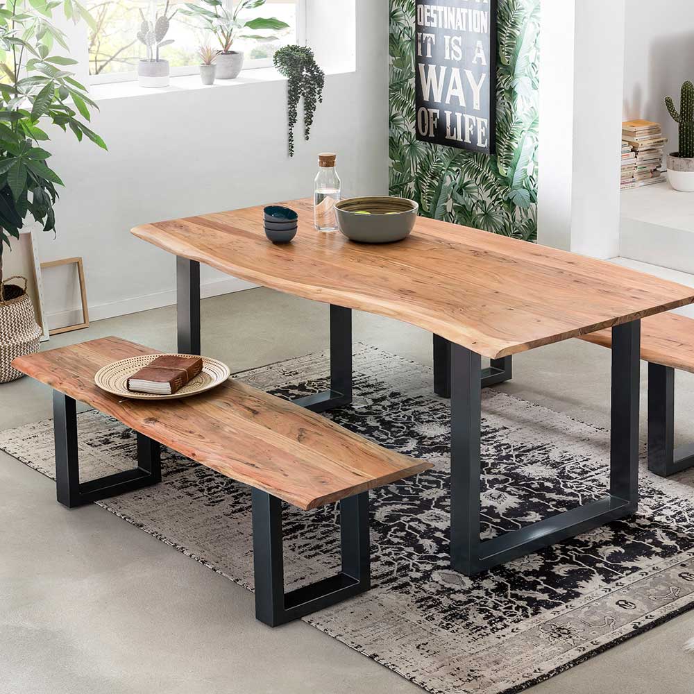 Holzbank mit Baumkante und schwarzem Metallgestell als Sitzgelegenheit im Esszimmer – Beataz
