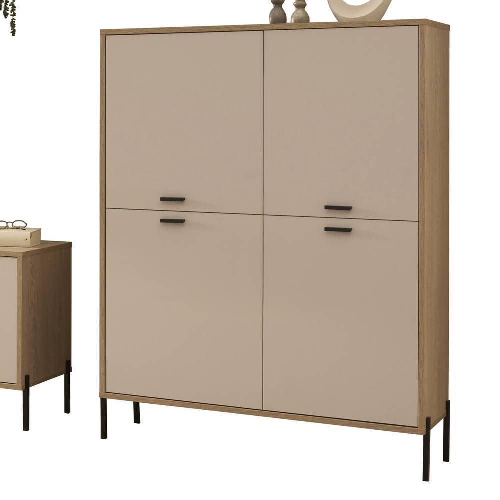Hoher Wohnzimmerschrank mit vier Türen in Beige und Holzoptik, schwarzen Griffen und Beinen – Dasanti