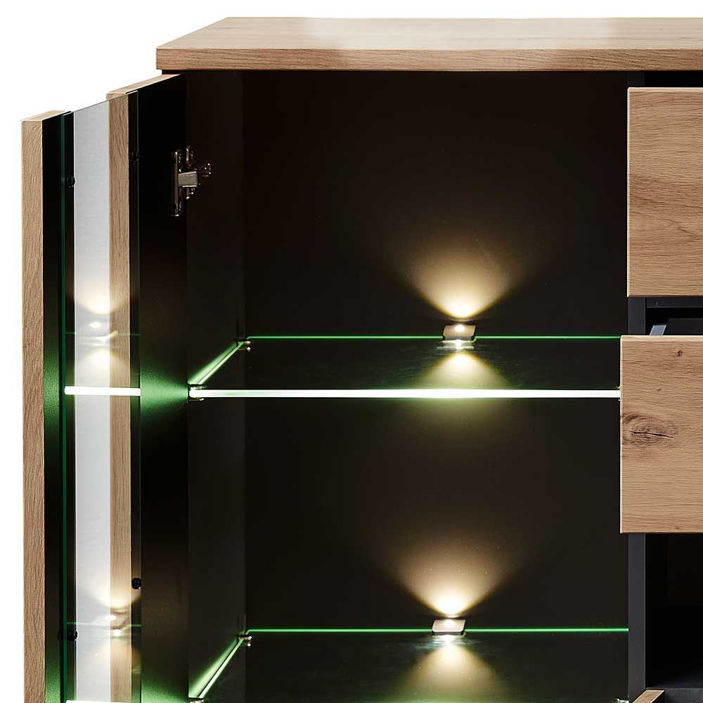 Seitlicher Blick auf das Highboard mit offener Glastür und zwei beleuchteten Glasböden mit LED-Beleuchtung – Kuetra