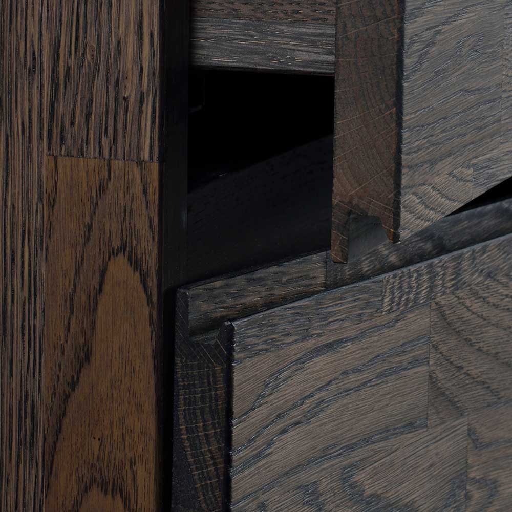 Detail der Holzverbindung an der geöffneten Schublade und Tür des Eichen Sideboards – Namac