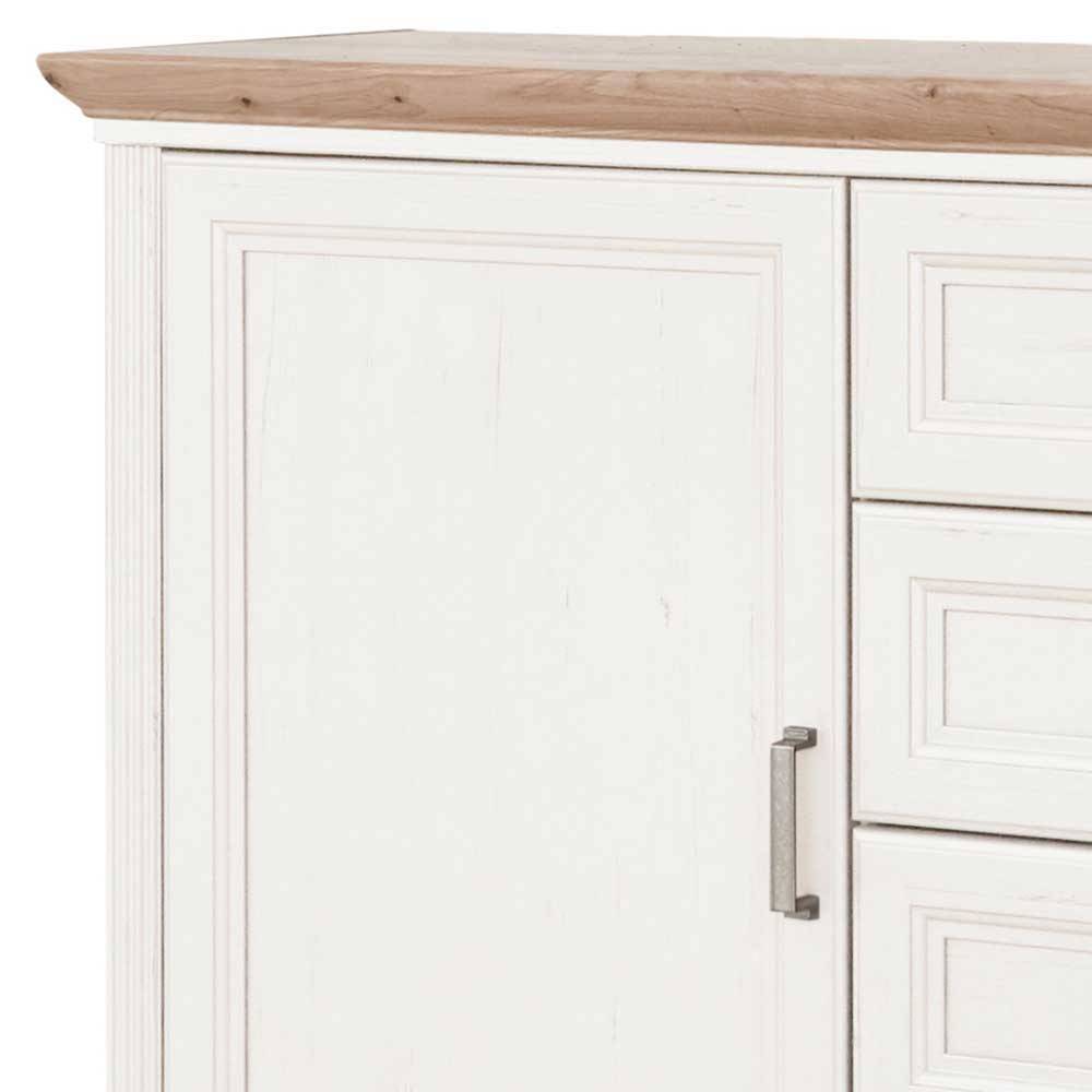 Tür und Schublade des weißen Sideboards mit robustem Metallgriff im Landhaus Design – Maggio