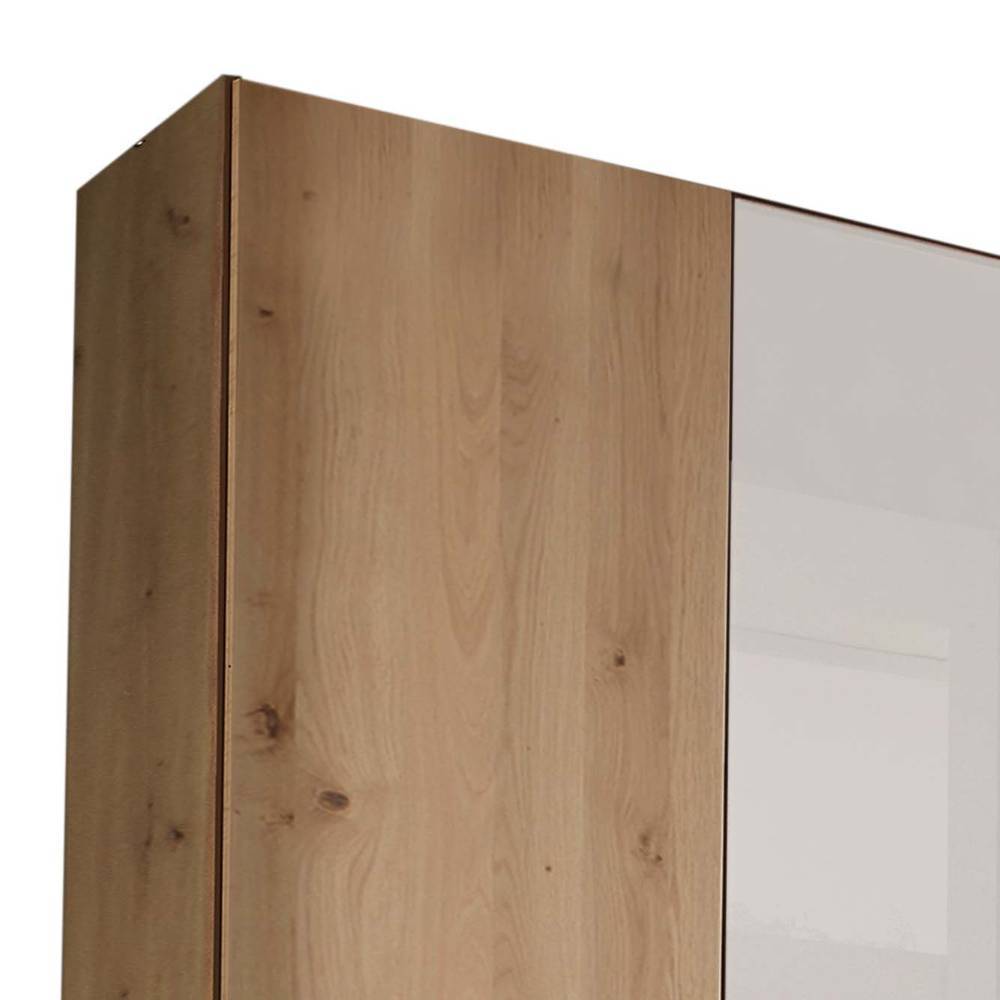 Oberes Eckdetail des Schlafzimmerschranks in Eiche-Nachbildung mit schlichten Holztüren – Crucav