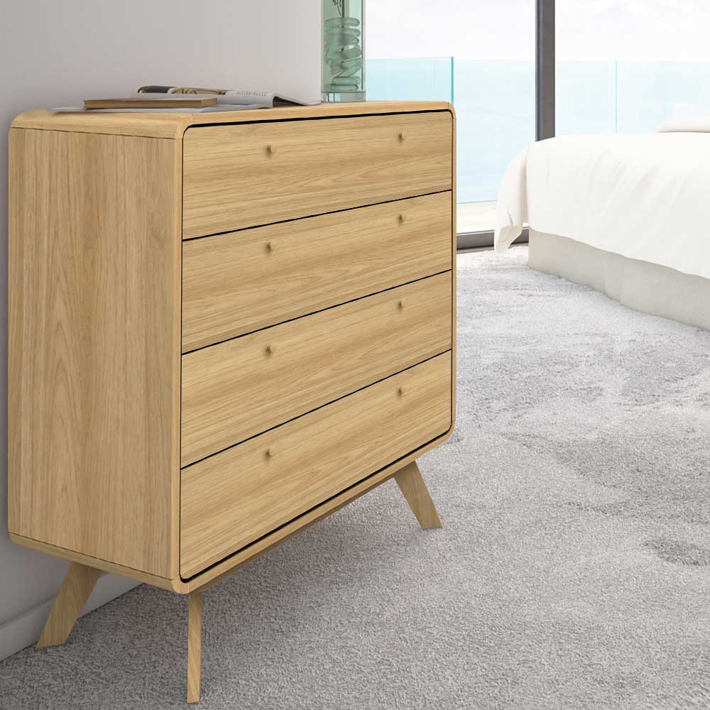 Helle Holzkommode mit vier gerundeten Schubladen und schrägen Beinen im Schlafzimmer – Sophiea