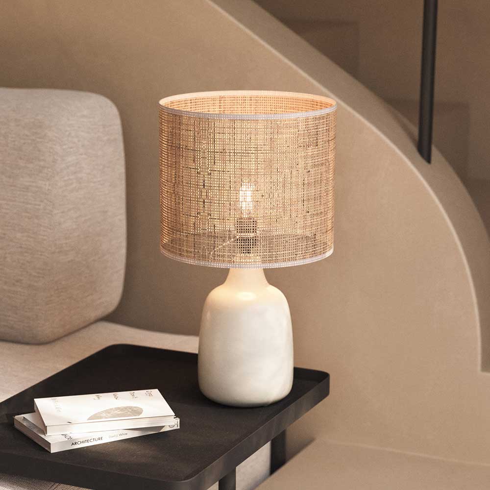 Beige Tischlampe mit Bambus Geflecht Schirm auf einem dunklen Beistelltisch im modernen Wohnzimmer – Veromica