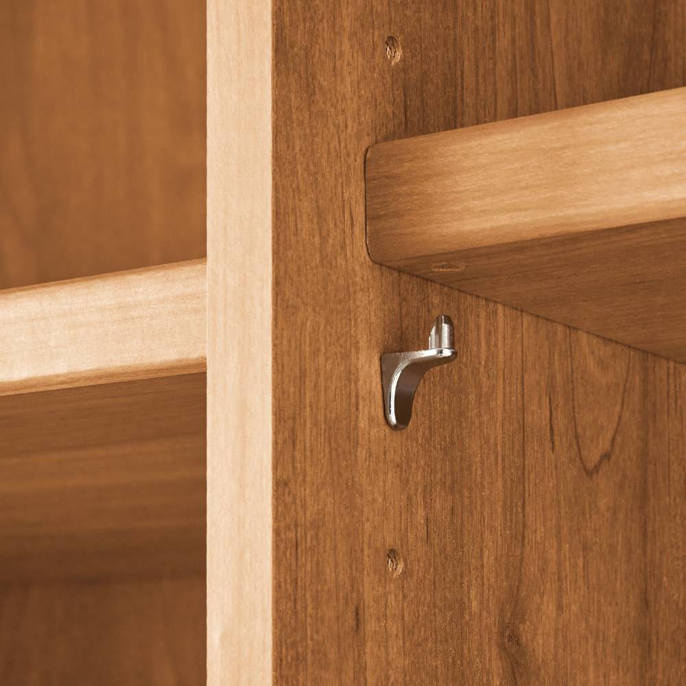 Detailansicht des robusten Einlegebodenhalters im Kleiderschrank – Murray