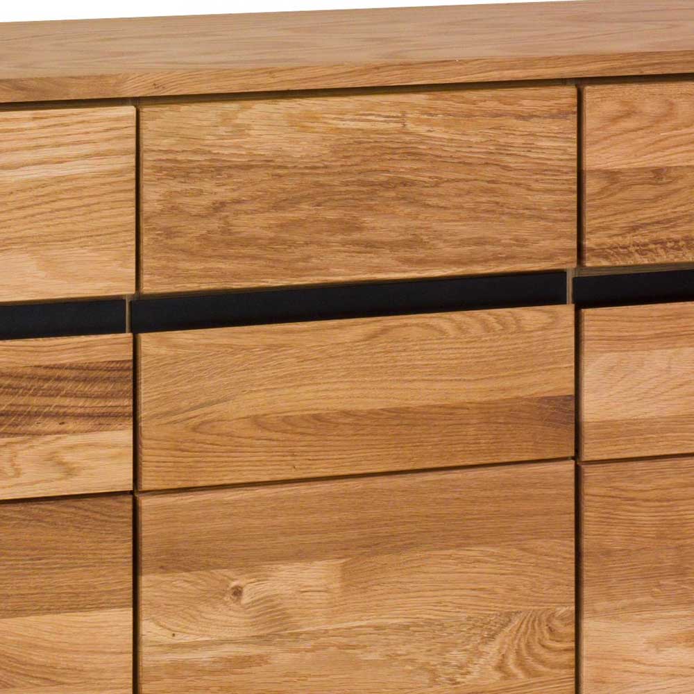 Frontansicht Sideboard Eiche Massivholz mit horizontalen schwarzen Griffmulden an Schubladen und Türen – Sennya