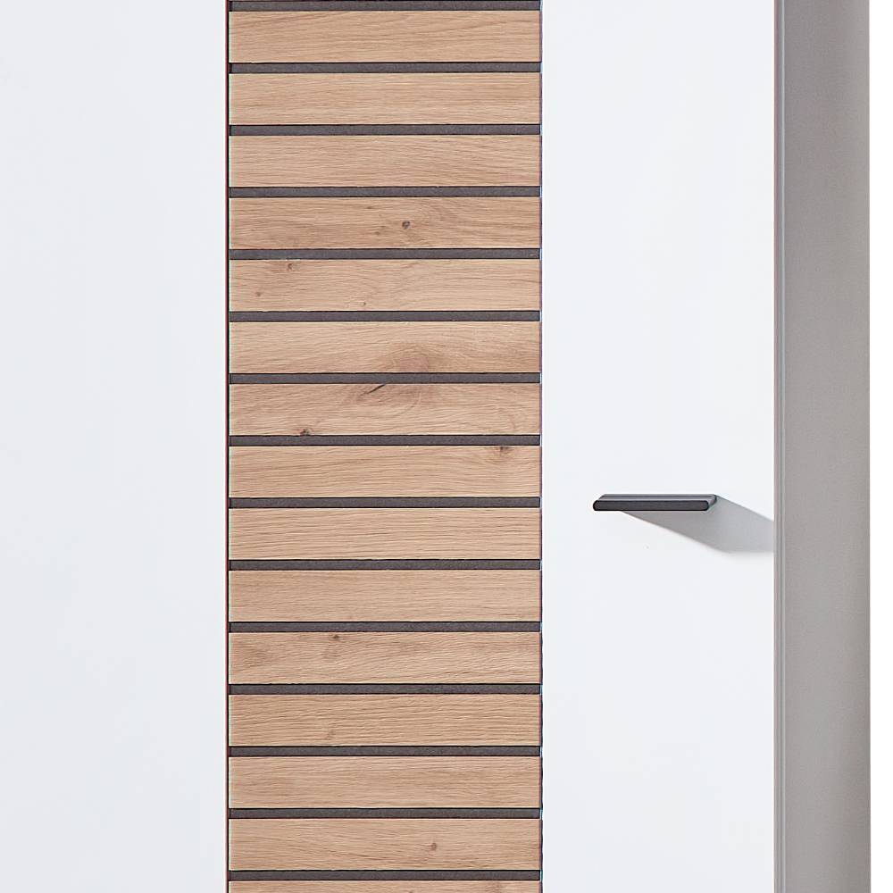Detailansicht der weißen Schranktür mit horizontalen Holzlamellen und schwarzem Griff – Niam