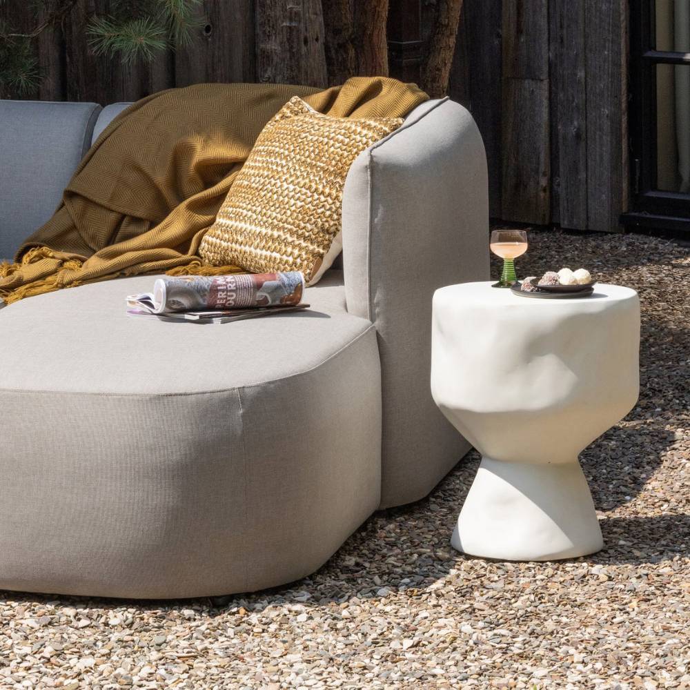 Naturweißer Design-Beistelltisch als stilvolle Ablage im Outdoor-Wohnbereich – Edoardo