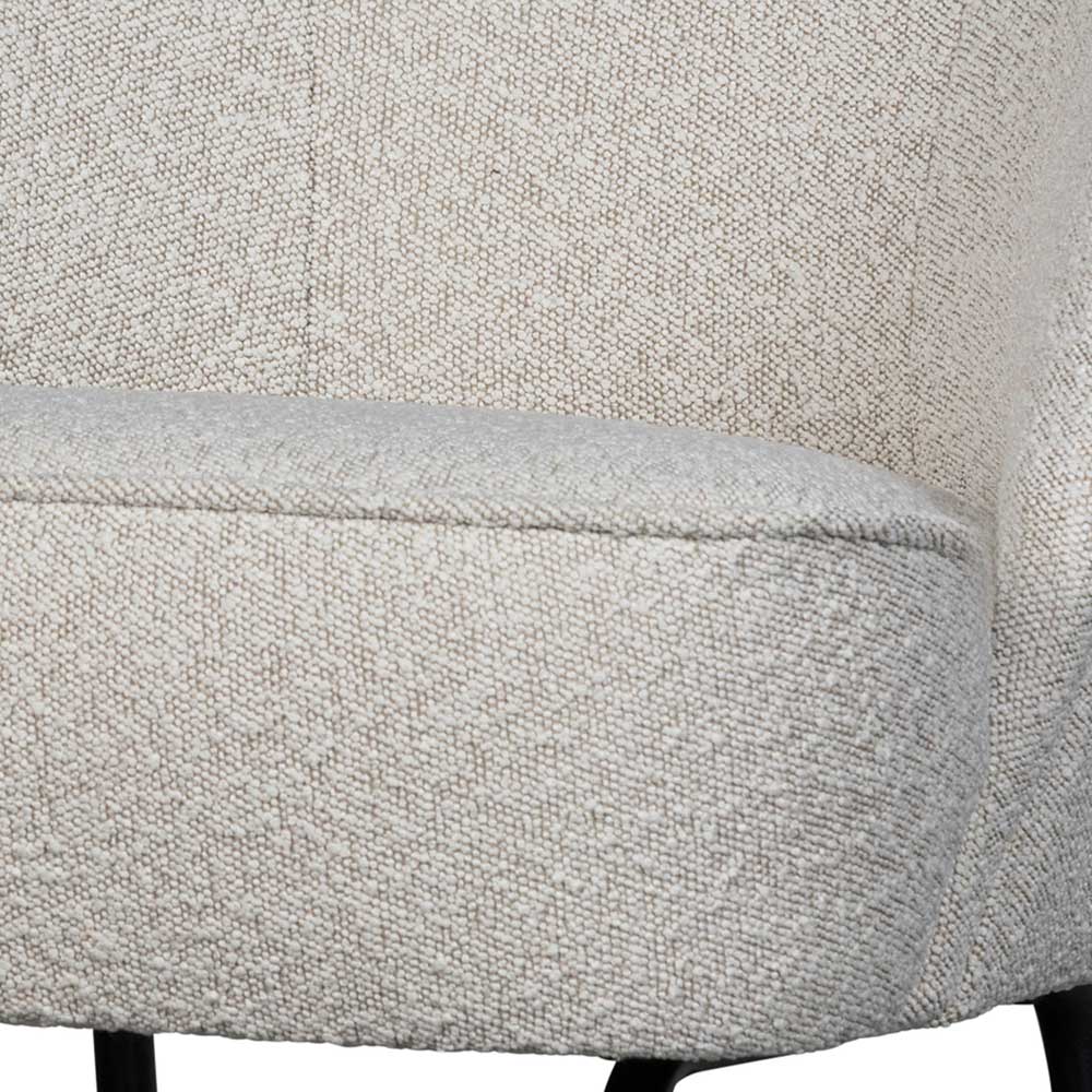 Detail des gepolsterten Sitzkissens des beigegrauen Boucle Sessels mit Stoffstruktur – Jason