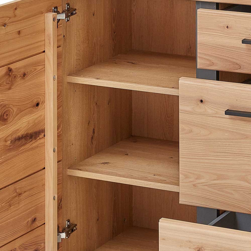 Innenansicht der geöffneten Tür mit verstellbaren Einlegeböden und Holzstruktur der Kommode – Latenda