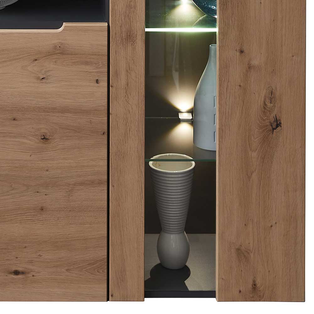 Detailaufnahme des Highboards mit geöffneter Glastür, beleuchtetem Fach und einem dekorativen Gefäß – Kuetra