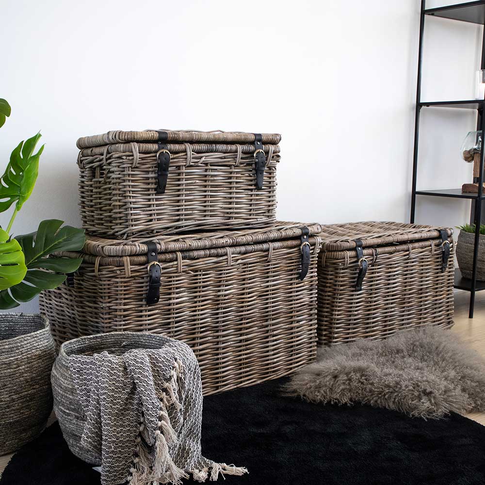 Rustikales Rattan Truhen Set als praktische Aufbewahrung im Wohnzimmer – Speccia