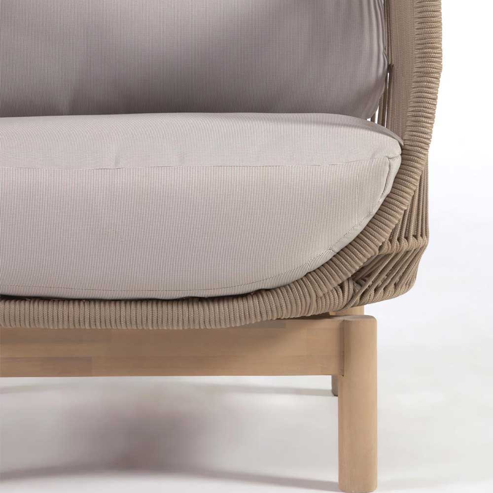 Beige Sitzpolsterung und helles Holzgestell des Sofas mit Kordelgeflecht – Calivias