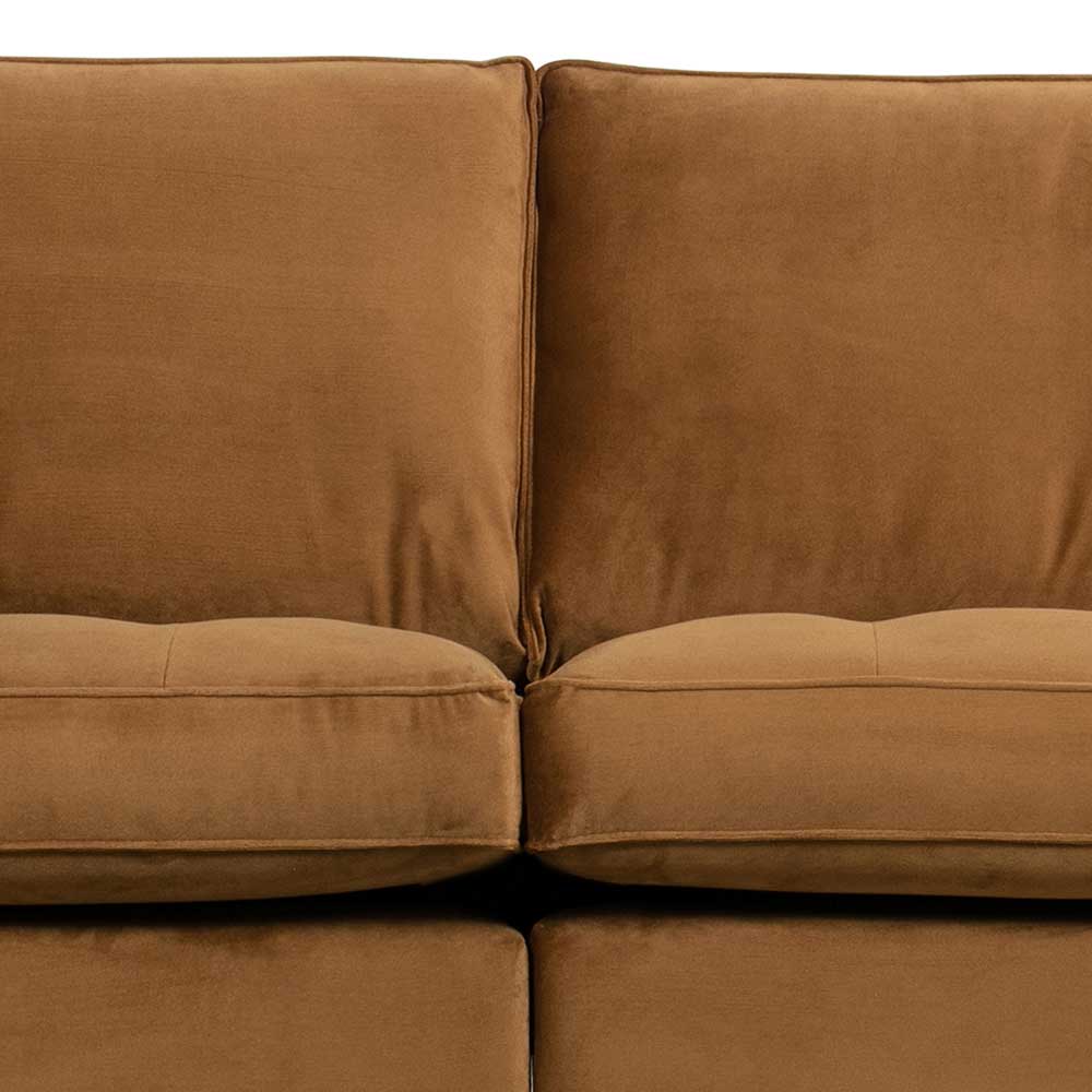 Nahansicht der honigfarbenen Sitzkissen und Rückenlehnen des Sofas mit Knopfheftung – Saguan