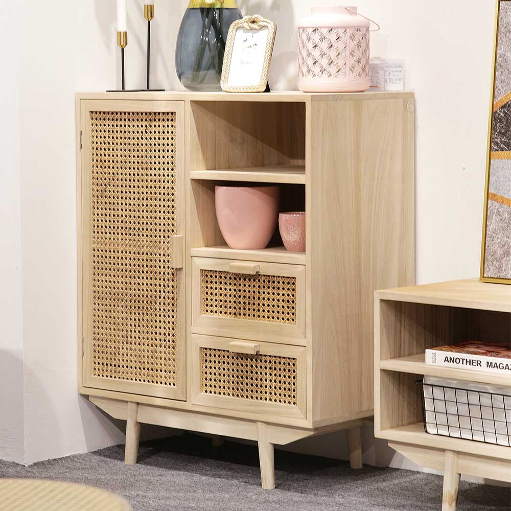 Kommode aus hellem Holz mit Rattanfronten und offenen Ablagen im Wohnbereich – Oncinasa