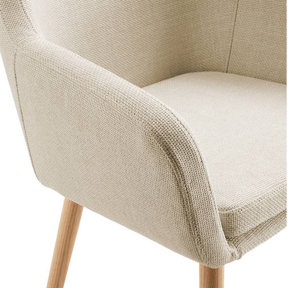 Detailaufnahme der Armlehne und des Sitzkissens mit feiner Stoffstruktur in Beige – Sulcan