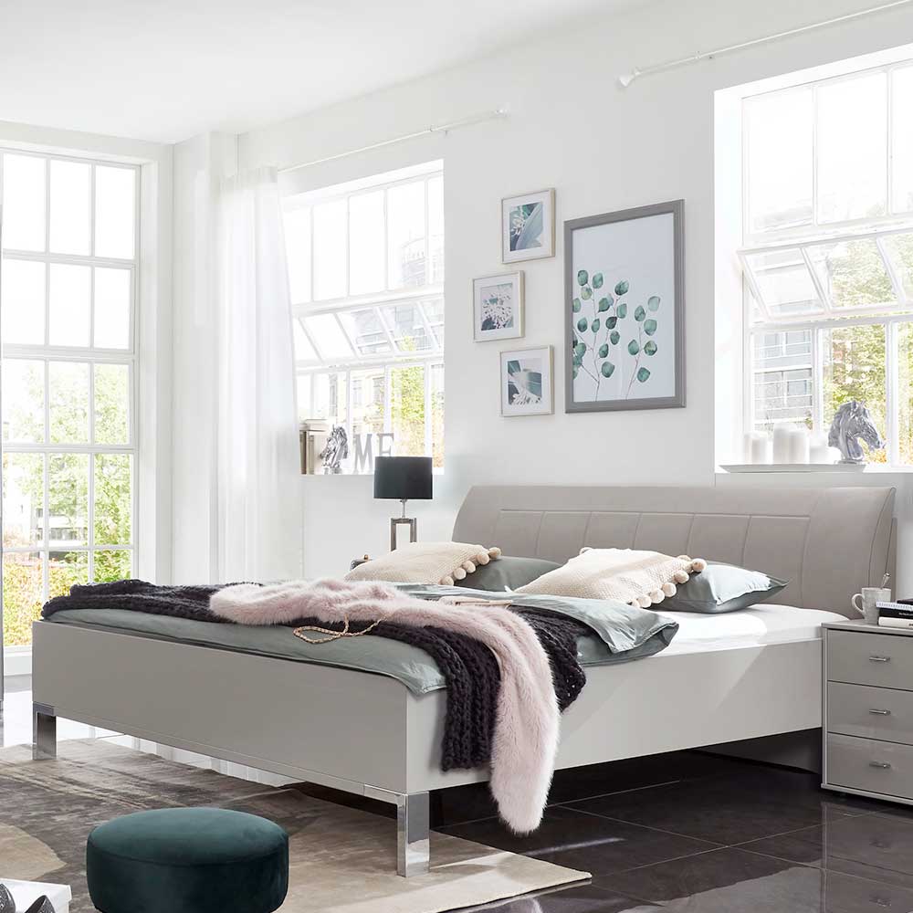 Elegantes Doppelbett in Grau mit weichem Kopfteil im Schlafzimmer – Nucina