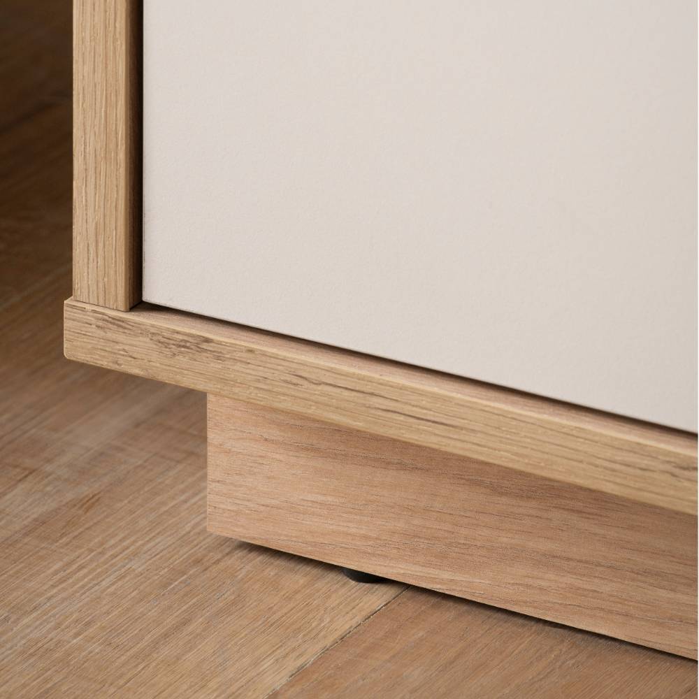 Sockeldetail der Standvitrine in natürlicher Wildeiche Holzoptik für stabilen Stand – Spain