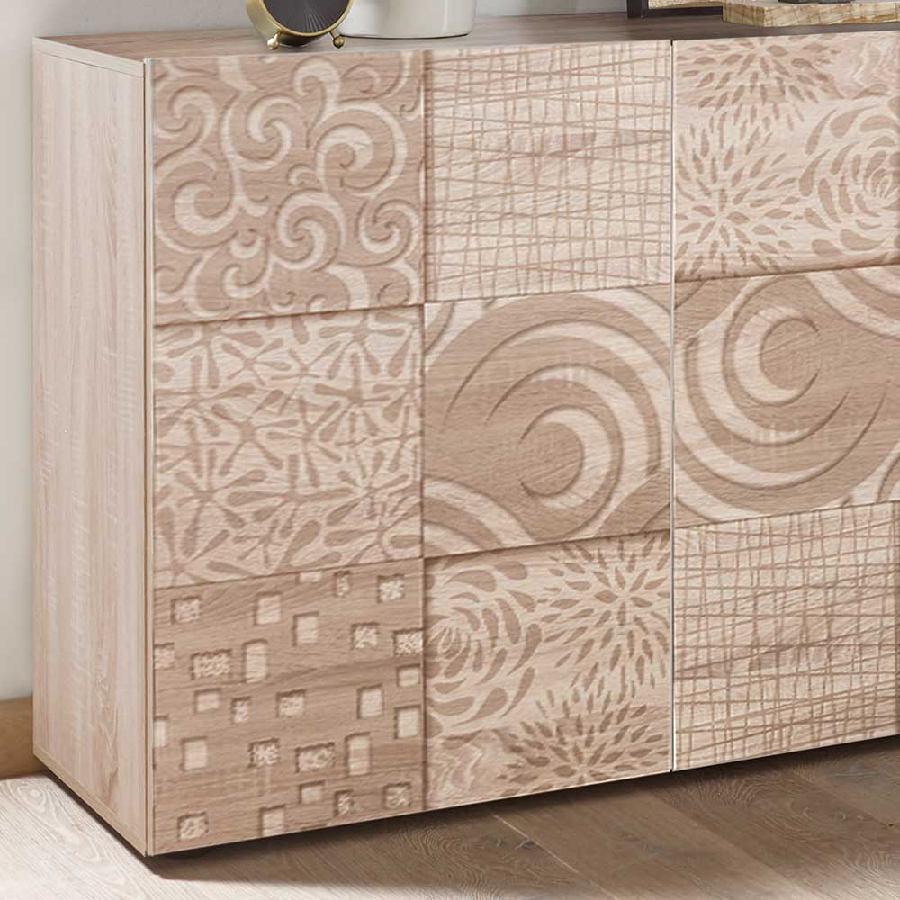 Sideboard mit detailreichen, gemusterten Türen und dekorativem Druck in heller Holzoptik – Bielvas