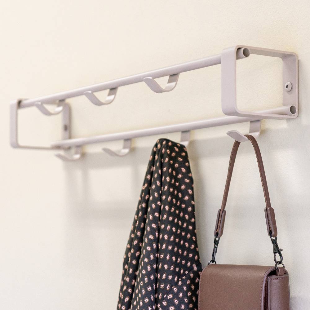 Wandgarderobe mit sieben Kleiderhaken - Bestern