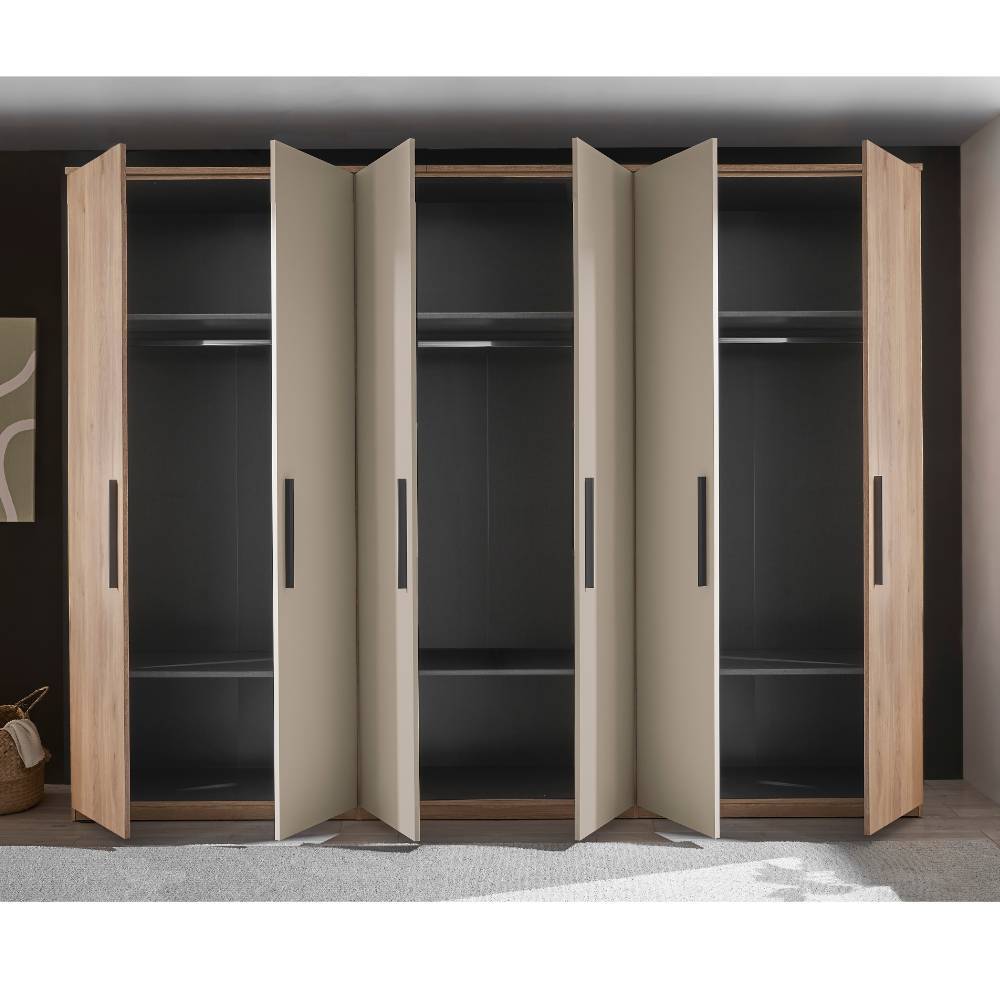 Offener 6-türiger Kleiderschrank mit dunklem Interieur, Kleiderstangen und Ablagefächern – Castagno