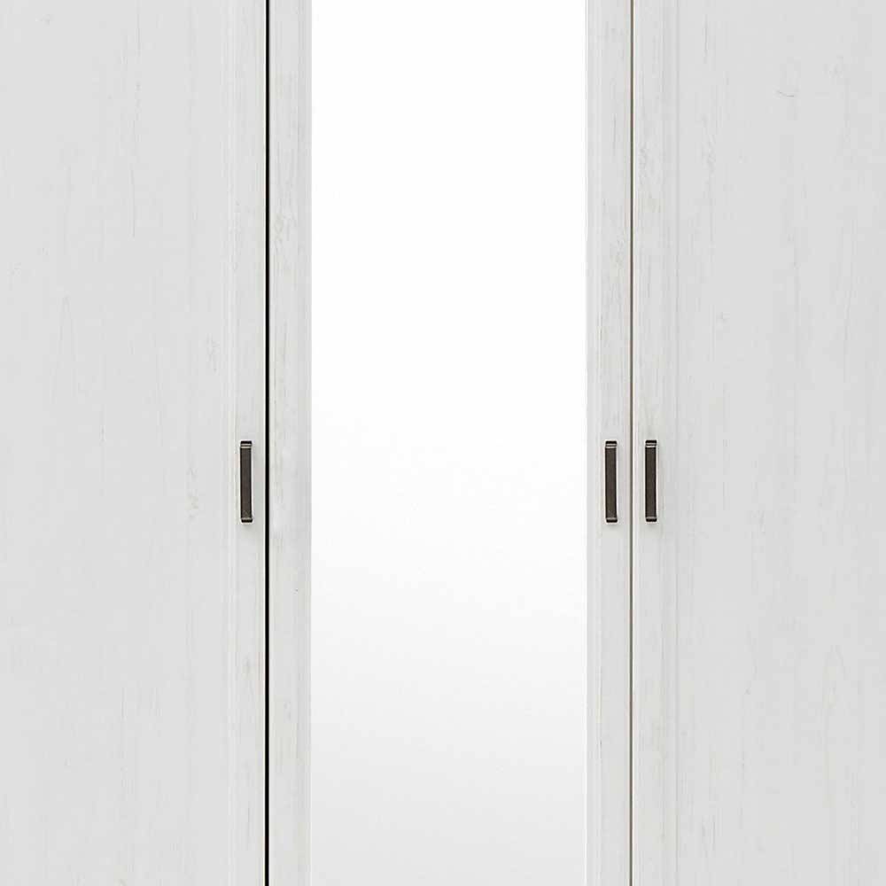 Schwarze Türgriffe und Spiegeltür des weißen Kleiderschranks im Landhaus-Design – Maggio
