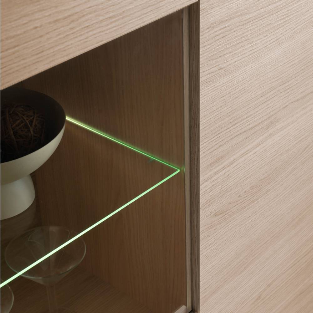 Beleuchtete Glasablage mit grüner LED-Beleuchtung in der Vitrine Eiche Optik – Embrus