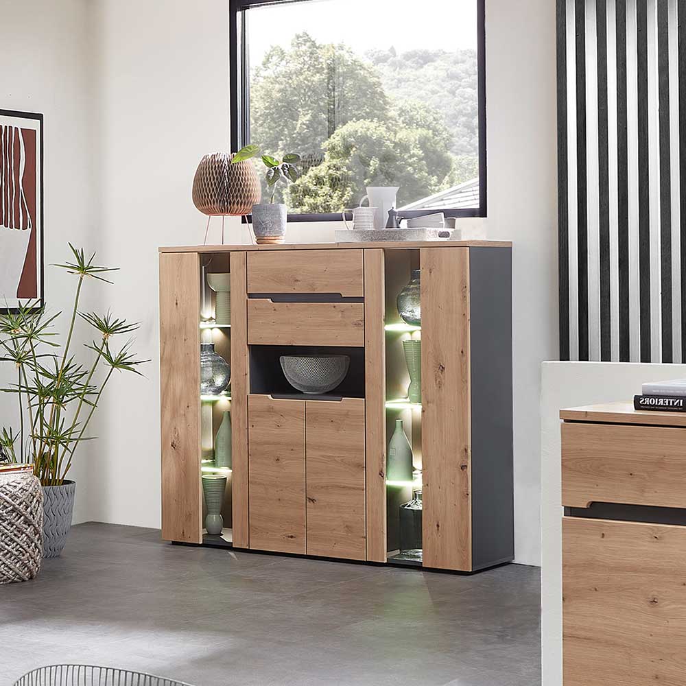 Stilvolles Highboard mit Eichendekor und dunklen Akzenten im Wohnzimmer als Blickfang neben dem Fenster – Kuetra