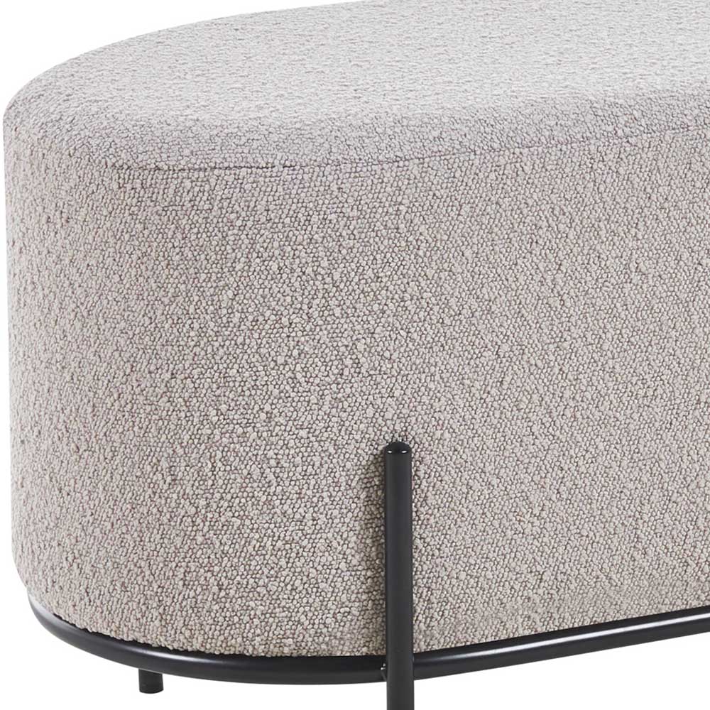 Taupe Boucle Hocker mit ovaler Form und sichtbarer Stofftextur – Lirodicos