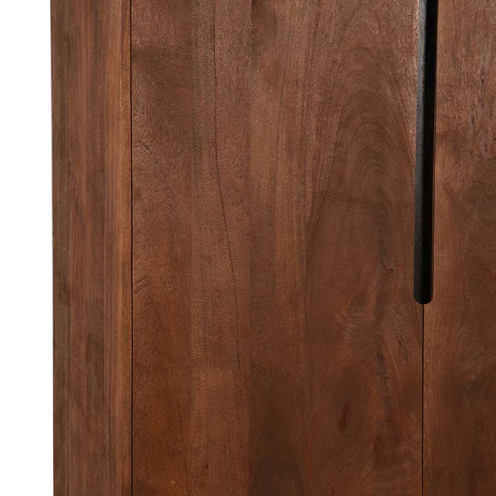 Detailansicht der dunkelbraunen Mangoholzmaserung und des schwarzen Griffs am Schrank – Enija